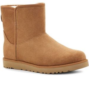 Brand new size 7.5 Uggs, still in the box. Never worn, tags still attached.